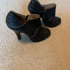 Frye Grey Valerie piping bootie size 7